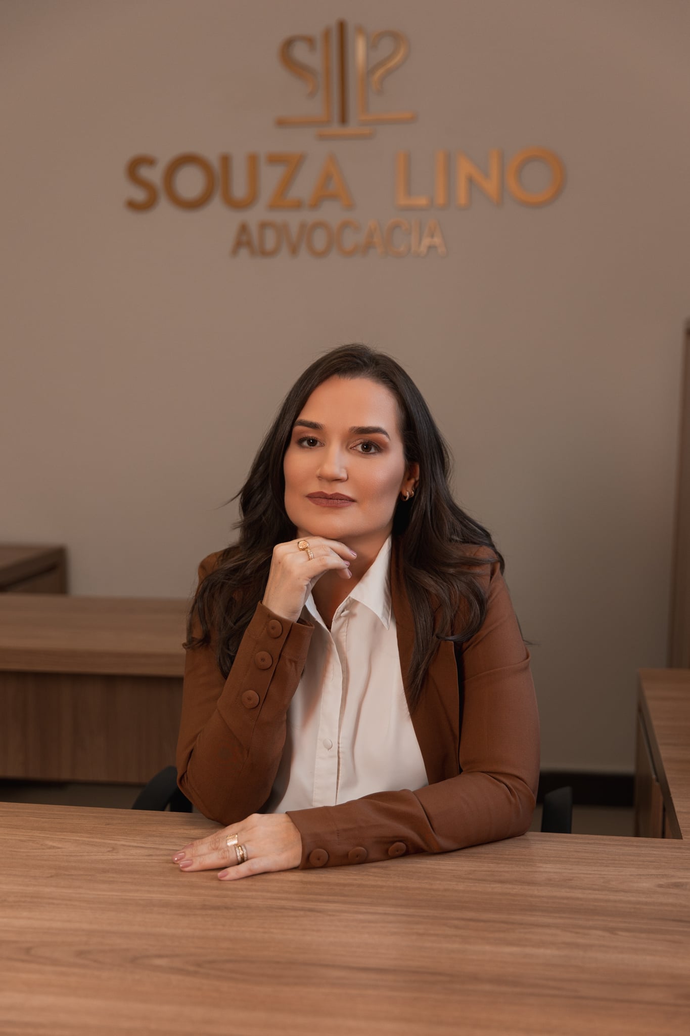 Dayse de Souza Lino sentada à mesa no escritório