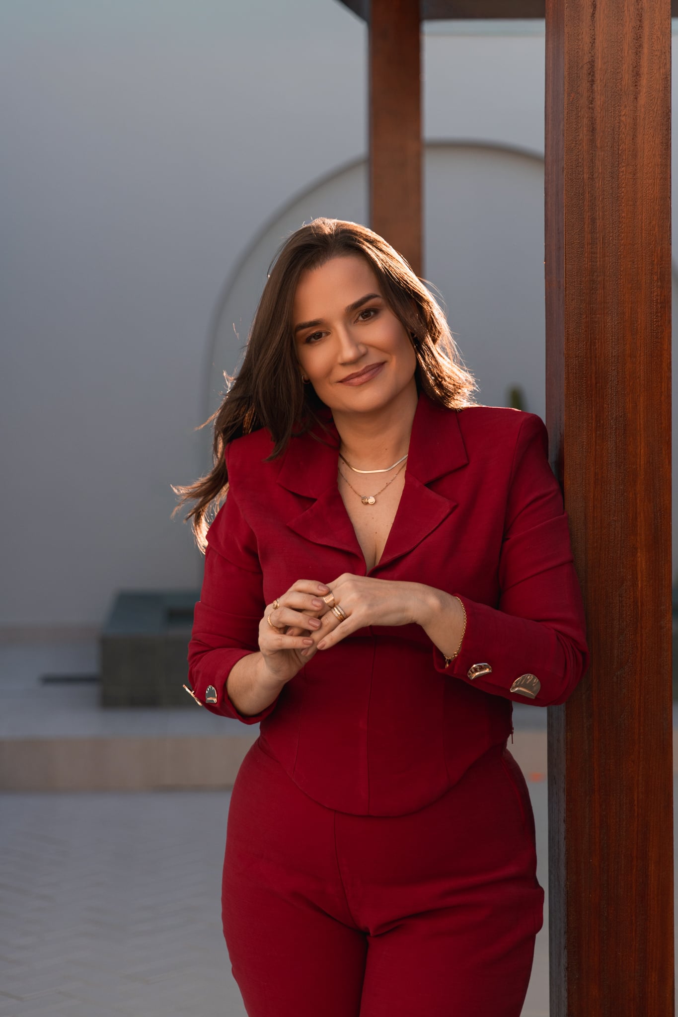 Dayse de Souza Lino de terno vinho no escritório